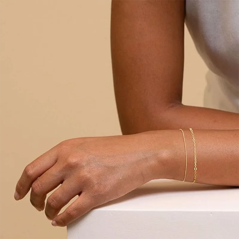 Goldene Armbänder für Teenager-Mädchen